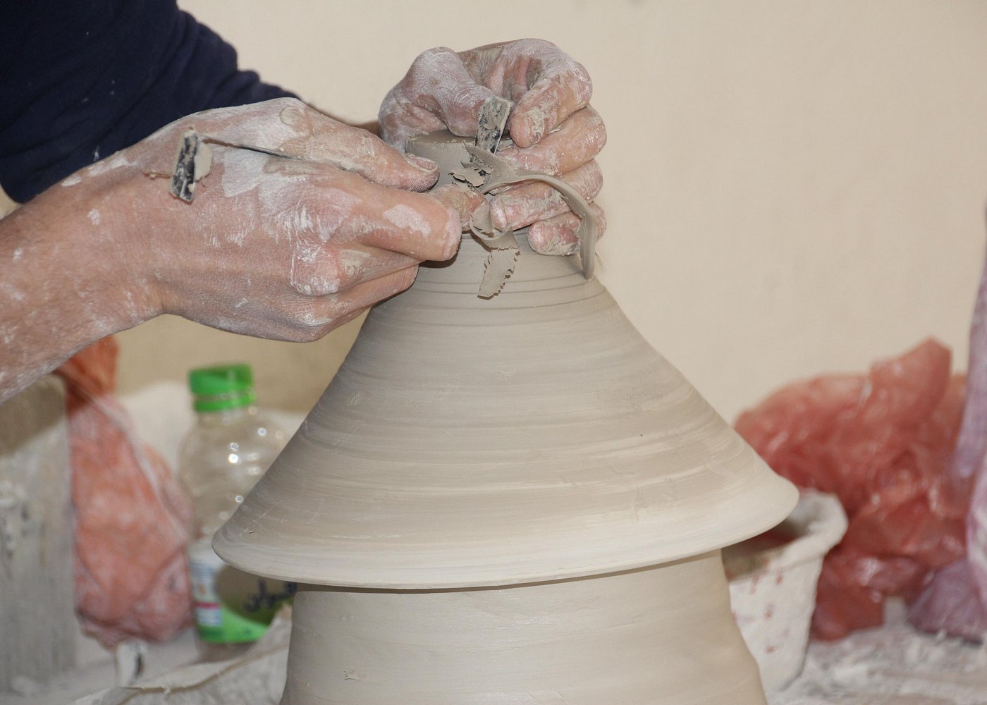 陶瓷制作工坊，陶器在转盘上成型