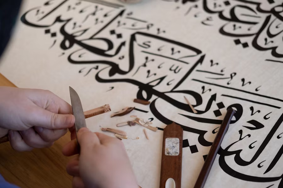 阿拉伯书法课程，导师展示书法技巧